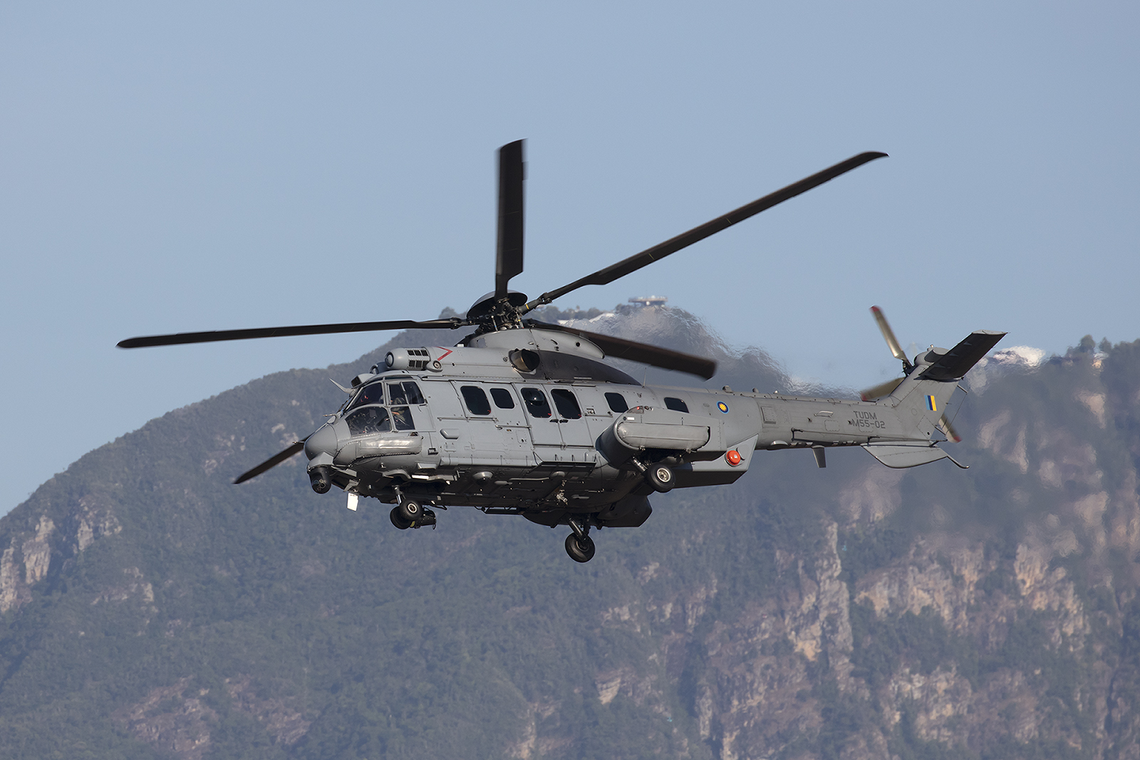 Airbus H225 Caracal mit der Langkawi Sky Bridge im Hintergrund.