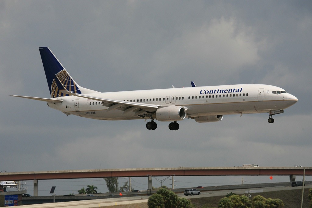 Continental Airlines Boeing 737-900.