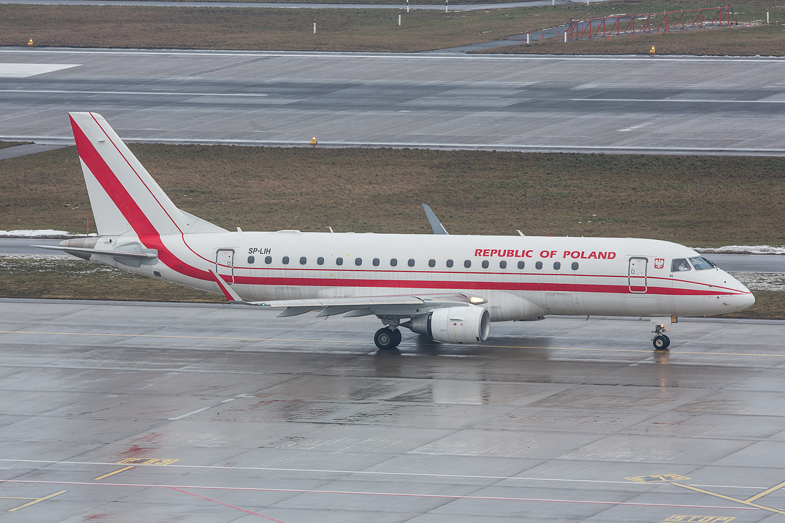 Seit dem Absturz ihrer TU-154 nutz die polnische Luftwaffe für VIP-Transport u.a. diese ERJ-175 der LOT.