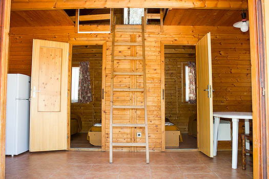 Escalera y habitaciones del bungalow