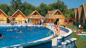 Piscina y gente bañándose