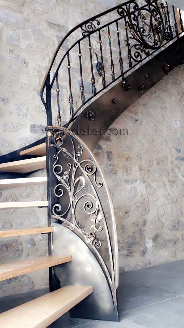 Escalier à marches balancées et rampe de style Baroque