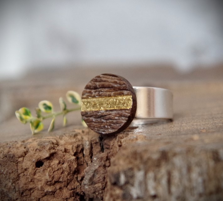 Einzigartiges Design-handgefertigter Holzring aus Altholz, mit Gold zu einem Unikat verwandelt