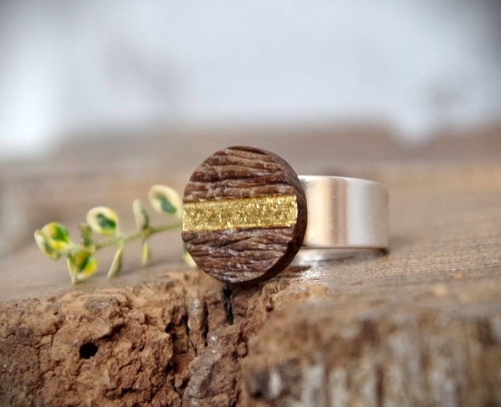  Ring aus recyceltem Eichenholz mit 24K Blattgold