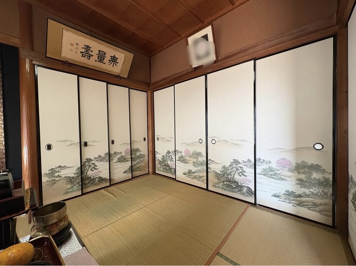 ふすま山水2枚柄で仏間1間をぐるり