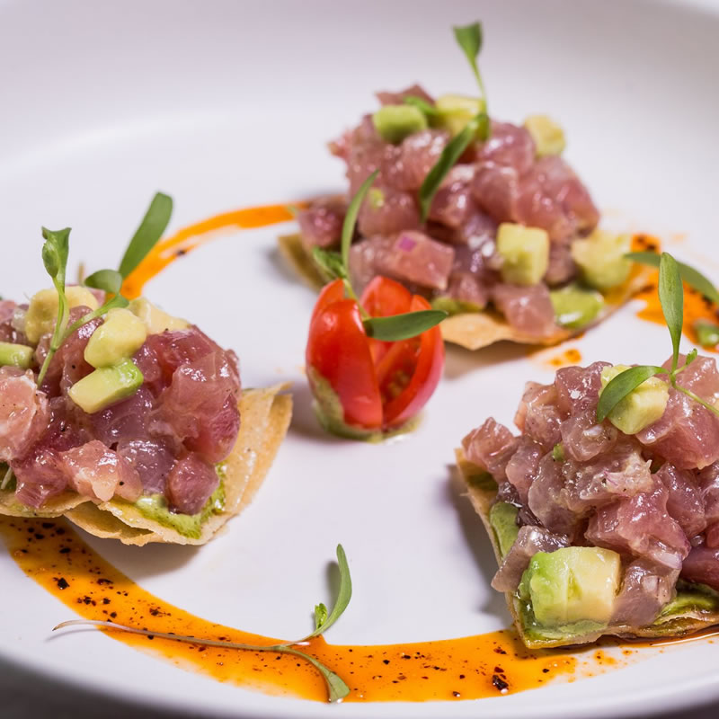 TOSTADAS DE ATÚN FRESCO