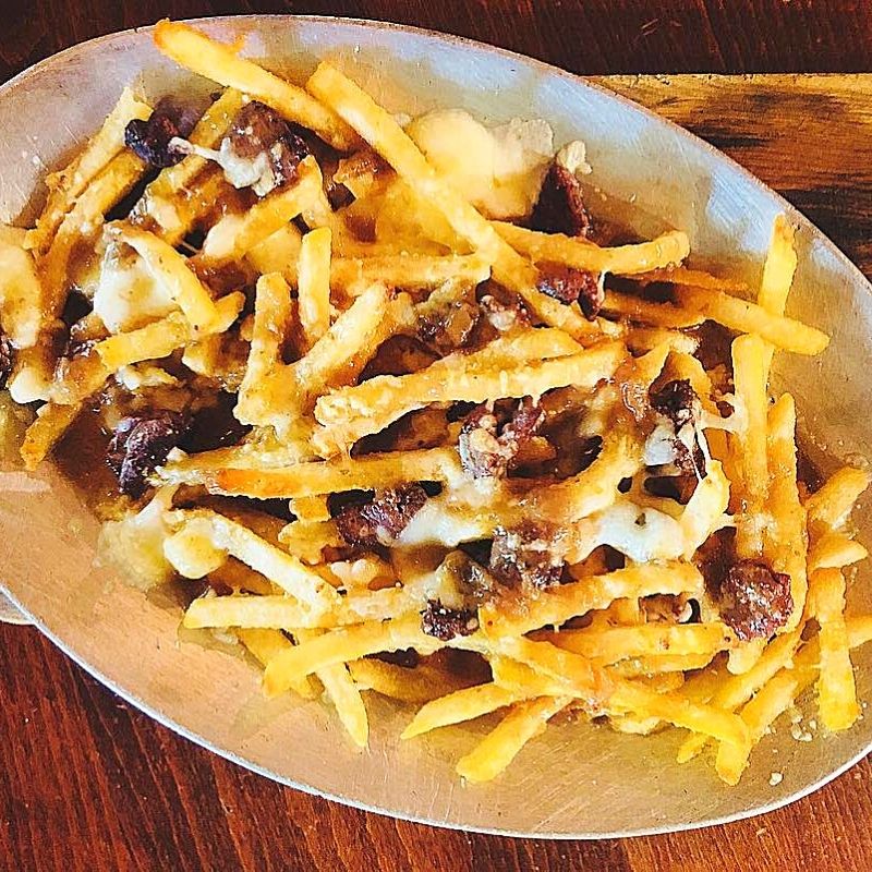 POUTINE CON ARRACHERA