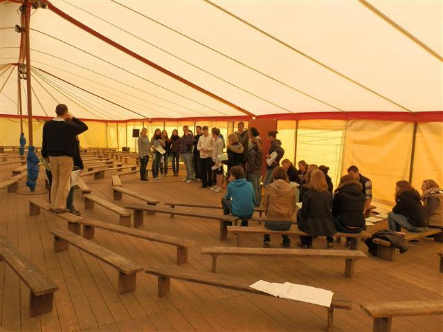 Gemeinsam mit den Schülern des Goethe Gymnasiums werden wir in Gesprächsgruppen eingeteilt.
