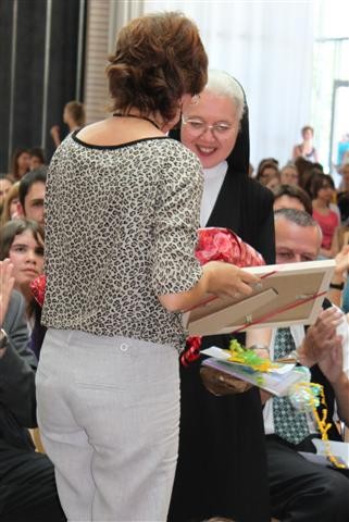 Frau Schuster überreicht Geschenke.