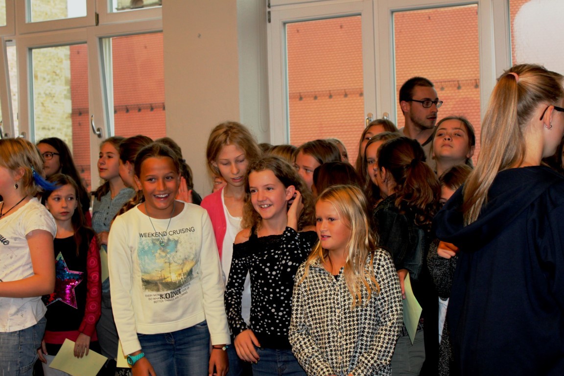 Die 6. Klassen freuen sich auf die Begrüßung.