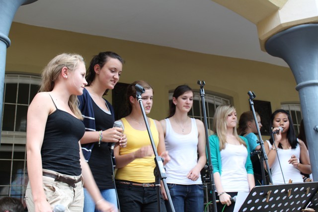 Die Schulband 2 heizt mächtig ein.