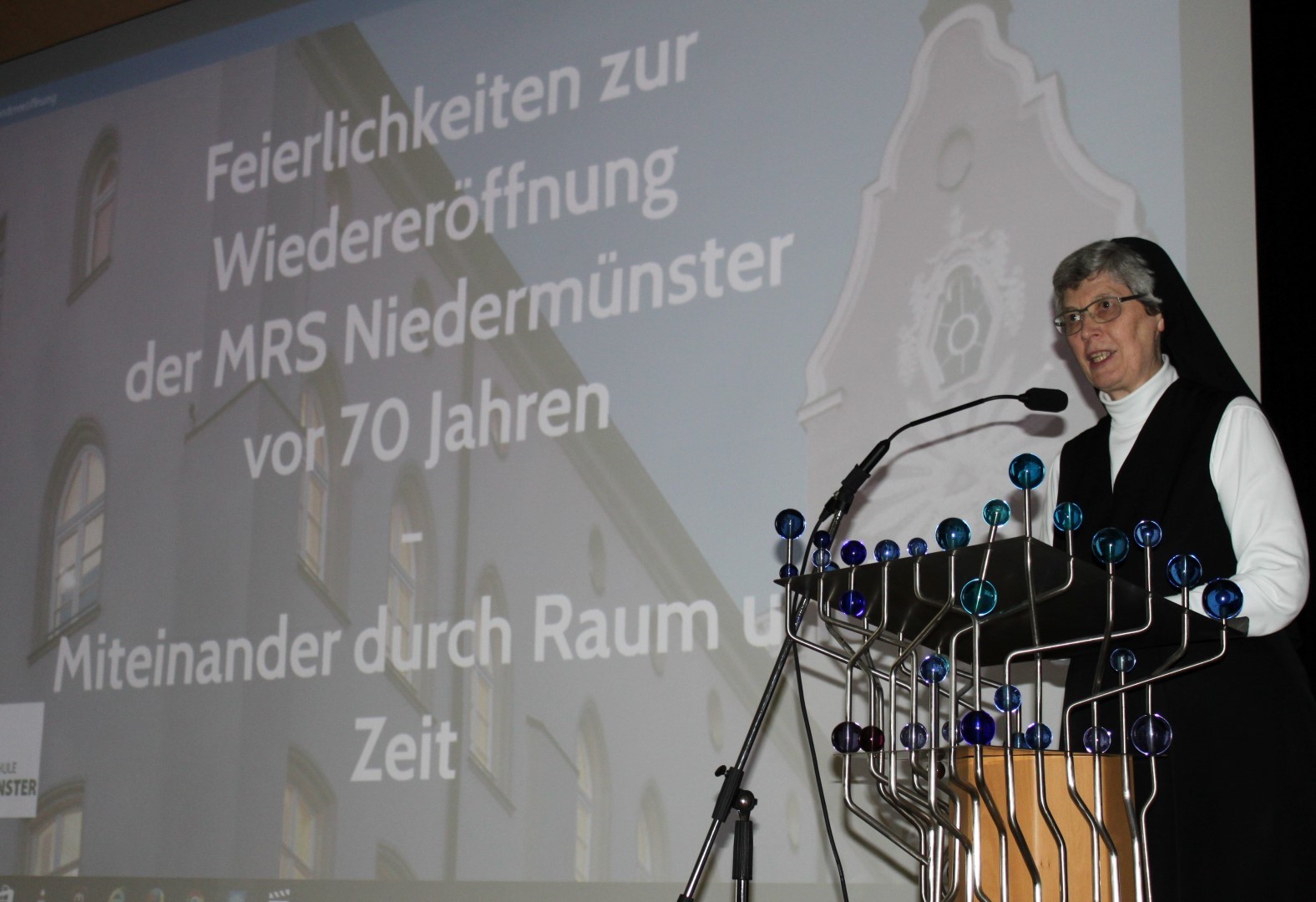 Sr. Rita eröffnet die Feier