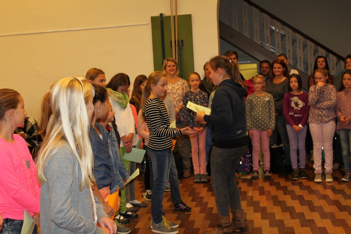 Begrüßung der Neuen durch die 6. Klassen.