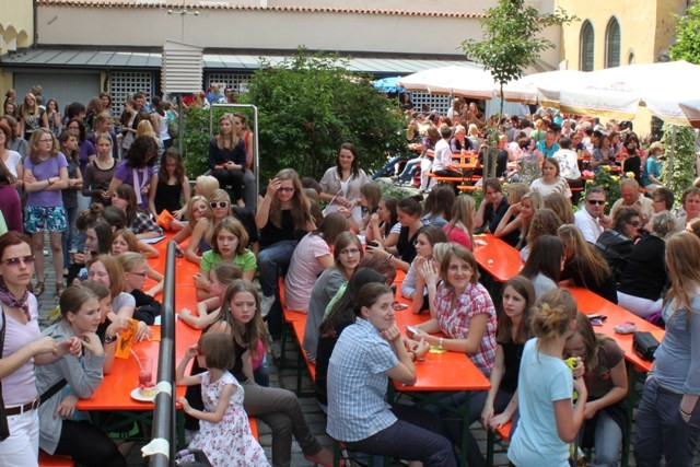 Warten auf die Schulspielgruppe.