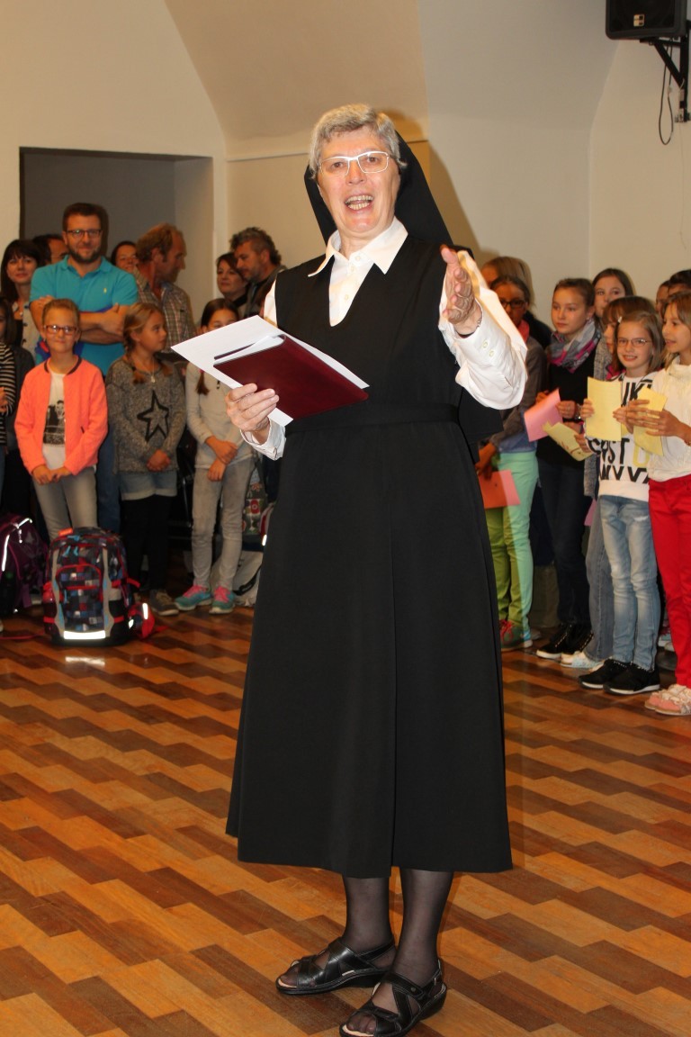 Sr. Rita begrüßt die anwesenden Eltern und Schülerinnen.