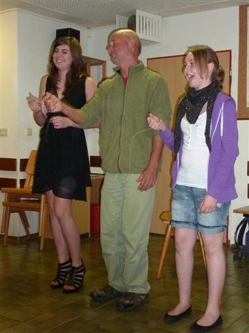 Bunter Abend: Betreuer Manfred rappt mit Katrin und Anna-Lena