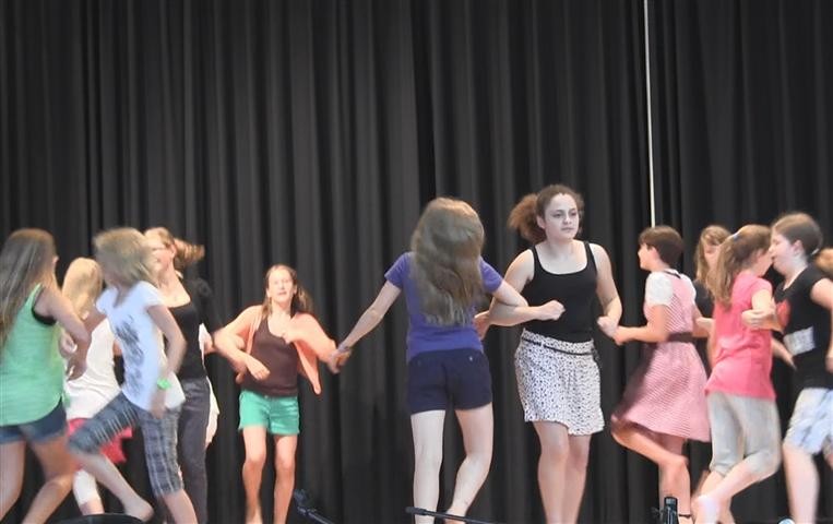 Die Gymnastik- und Tanzgruppe wirbelt über die Bühne.