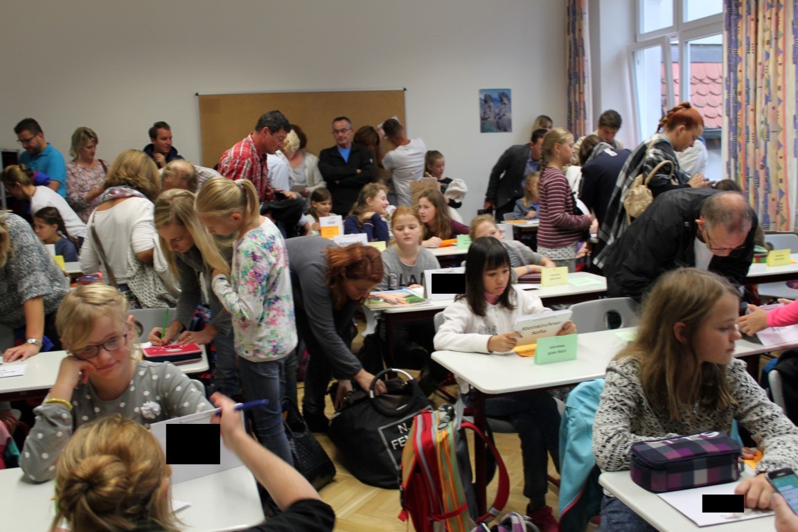 Das Klassenzimmer wird in Besitz genommen.