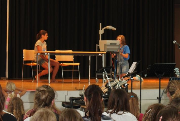 Leonie Kerl und Anne Meixner haben für Sr. Eugenia und Herrn Kerzel ein Rollenspiel vorbereitet.