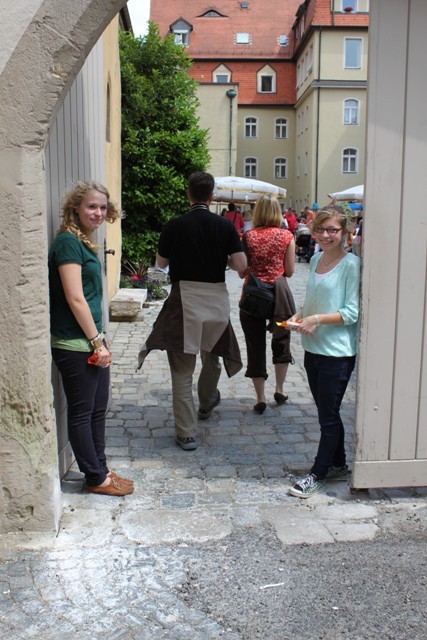 Türsteherinnen am Niedermünstertor?