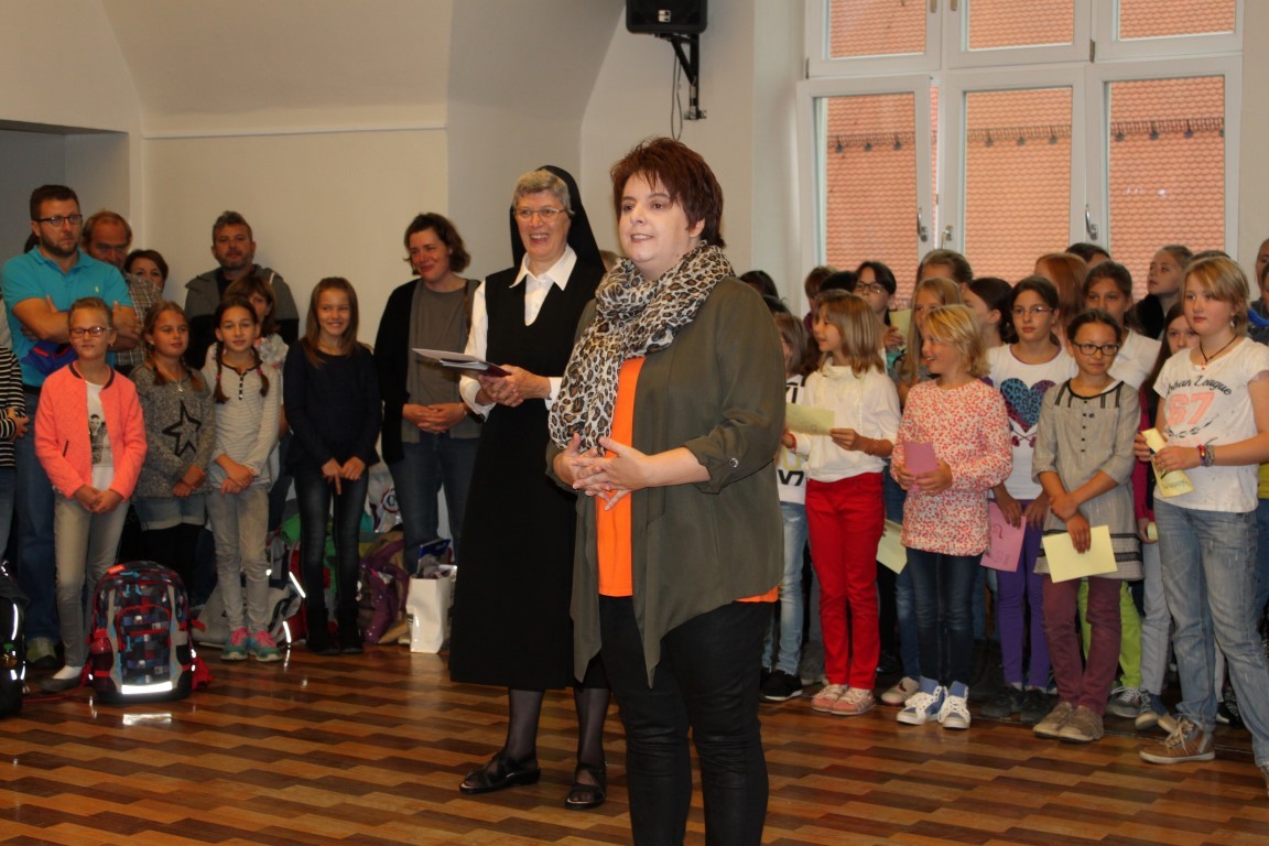 Elternbeiratsvorsitzende Frau Stang lädt zum Elterncafé ein.