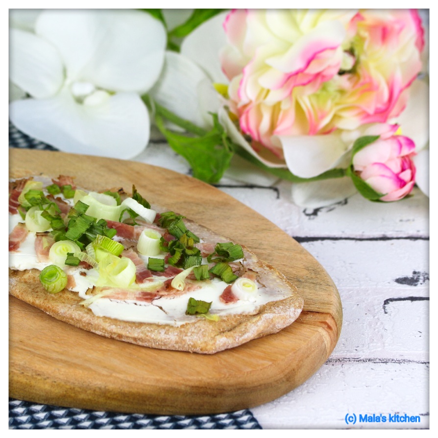 Vollkorn-Pfannenbrot mit Ziegenfrischkäse, Speck und Jungzwiebel