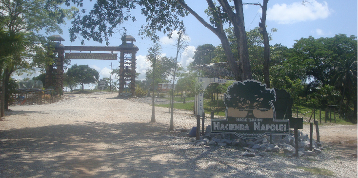 Napoles-Hacienda-Doradal-Pablo-Escobar-Colombia-Gate-Airplane-Finca-Landgoed-villa