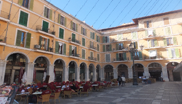 Palma-de-Mallorca-Plaza-Mayor-plein-Spanje