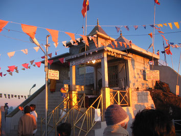 Adam-Peak-Holy-Pelgrims-Night-Walk-Temple-Sri-Lanka