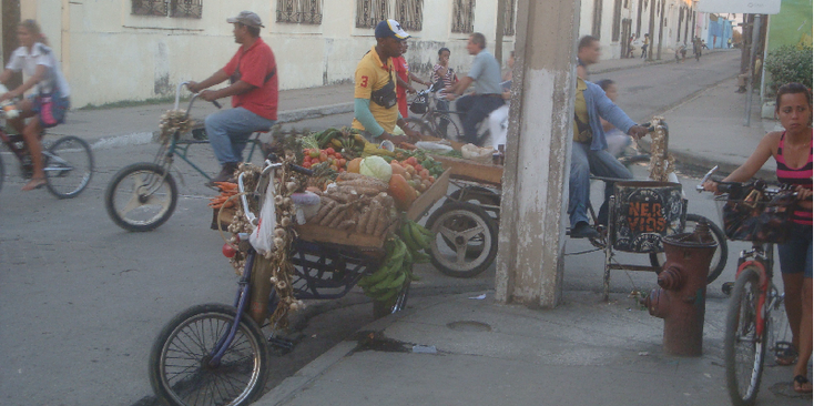 Camaguey-Cuba-Classic-Car-Streetlife-Fruit-Car