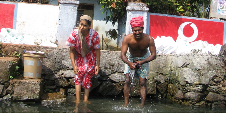 India-Kerala-Backwaters-Riverlife-Washing