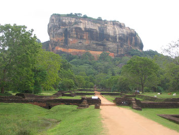 Sigirya-Rock-Lion-Sri-Lanka