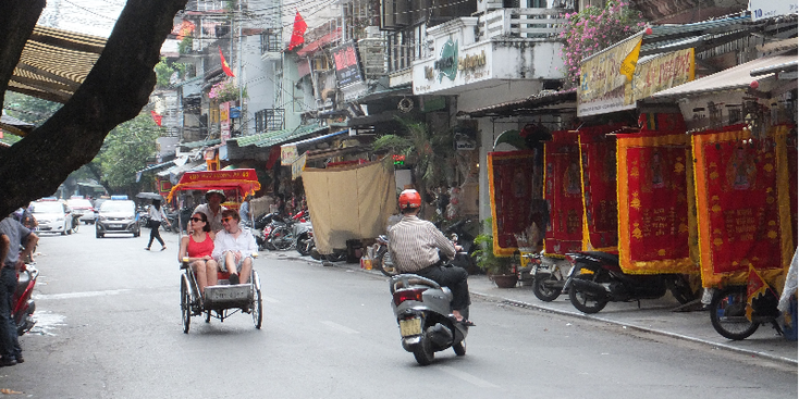 Hanoi-Tuk-Tuk-Cyclo-Scooter-Shops-Streetlife-Busy-Vietnam