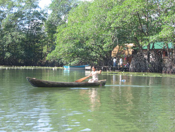 Rio-Dulce-Guatemala-Boat-Livingstone-Riverlife