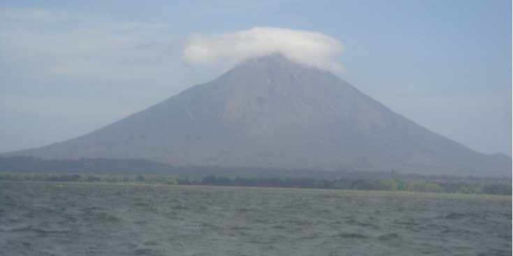 Isla-de-Ometepe -Nicaragua-Vulcano-Island-Boat-Smoke-Cone