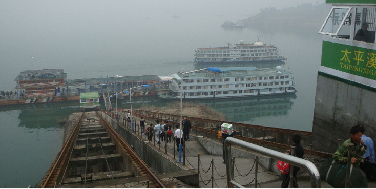 Yangtse-Yangtsze-Yichang-River-Boats-Trip-China-Yellow-Valley-Dam
