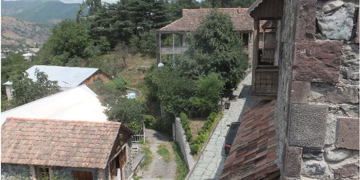 Dilijan-Armenië-huizen-dakpannen-balkons