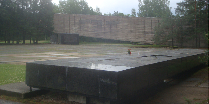 Salaspils-Kurtenhof-Concentration-Kamp-Nazi-Symbol-Memory-Statue-WW2