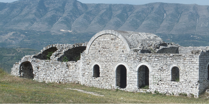 Berat-Kale-Citadel-Albanië-kerk-moskee-ruïne-bergen-landschap-uitzicht