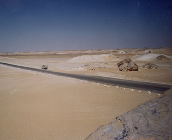 Farafra-Oasis-Egypt-Desert-Rocks-White-Formations
