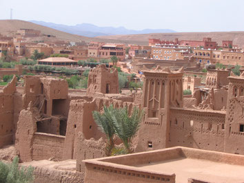 Ait-Benahddoudou-Kasbah-Morocco-Mudbrick-city-Dessert