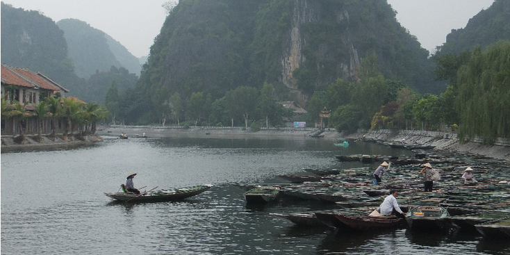 Ninh-Binh-Tam-Coc-Boats-River-Bank-Vietnam