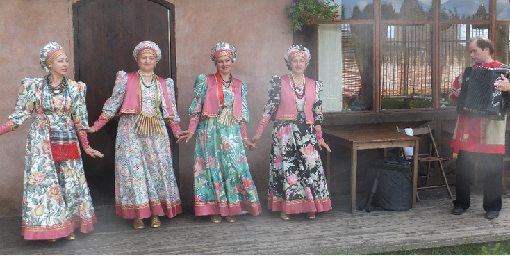 Russia-dancing-traditional-Clothing-Accordion
