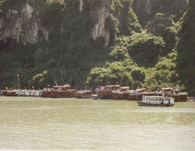 Halong-Bay-Tour-Islands-Rock-Vietnam
