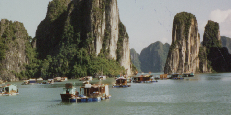 Halong-Bay-Boats-Islands-Vietnam-Carst-Mountain
