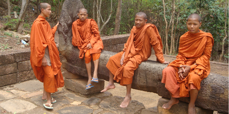 Cambodja-Battambang-monniken-tour-boomstam