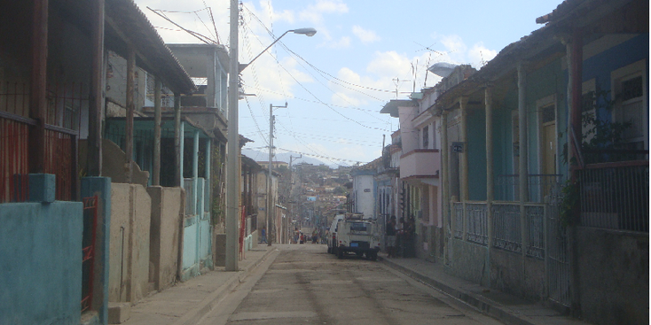 Santiago-de-Cuba-Classic-Car-Streetlife