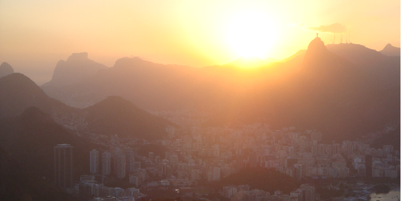 Het prachtige uitzicht van de suikerbroodberg op het Christus-beeld in Rio de Janeiro