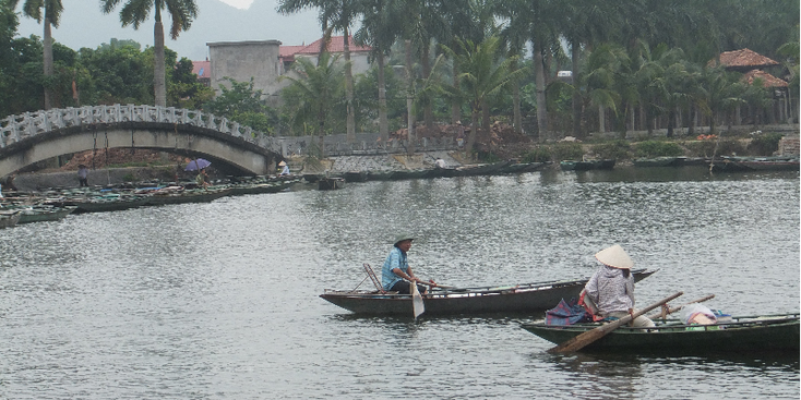 Ninh-Binh-Tam-Coc-Boats-Lake-Bridge-Caves-Feet-Paddling