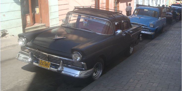 Santiago-de-Cuba-Classic-Car-Streetlife